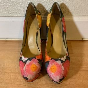 GUESS? Multi-Color Floral Print Pumps